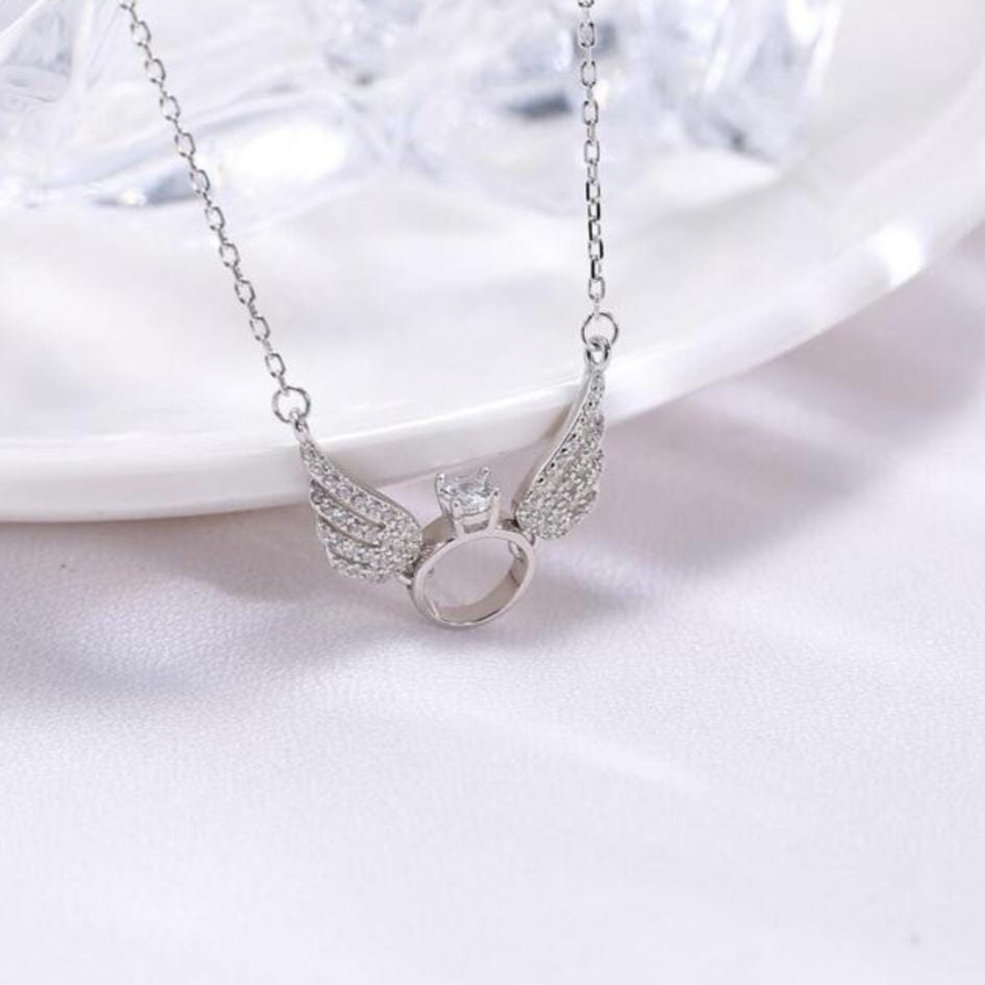 Collar de Plata con Alas de Ángel y Circonitas – Elegancia y Estilo