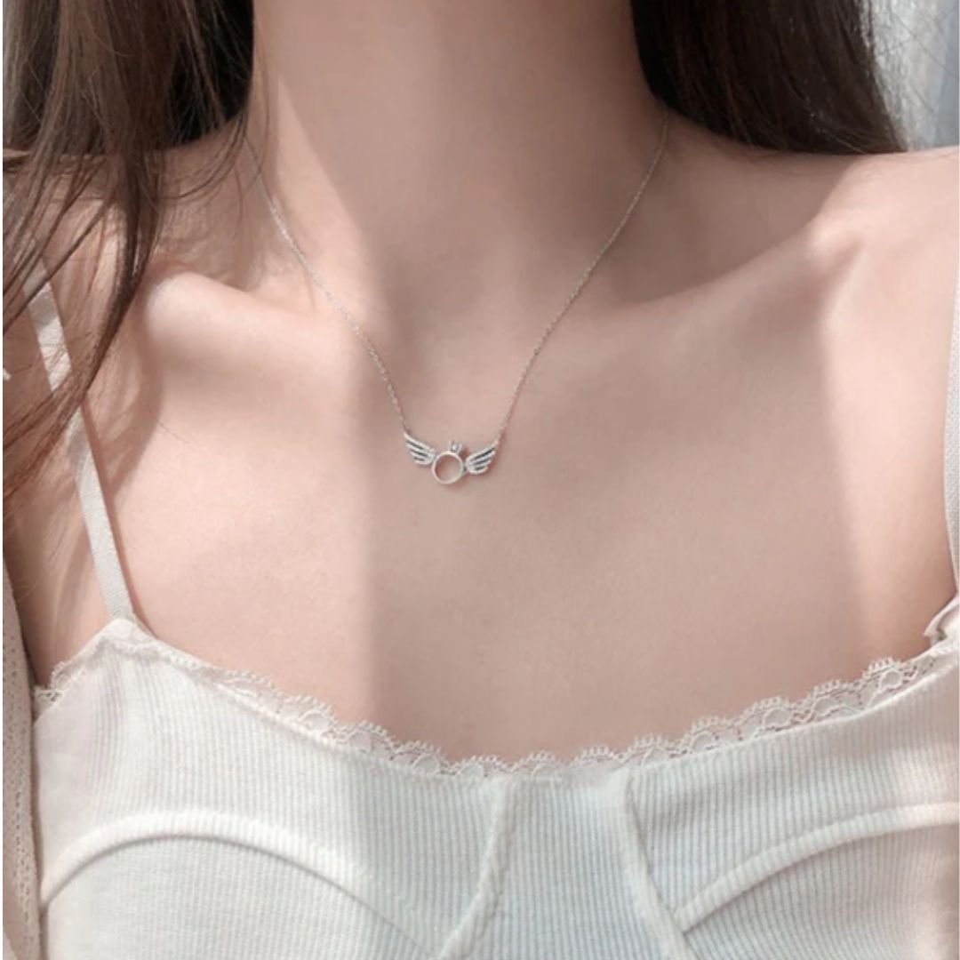 Collar de Plata con Alas de Ángel y Circonitas – Elegancia y Estilo