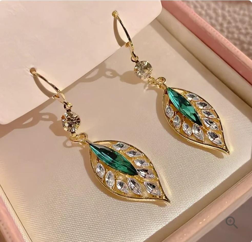 Aretes clásicos de esmeralda 𝐜𝐡𝐚𝐩𝐚𝐝𝐨𝐬 𝐞𝐧 𝐨𝐫𝐨 en forma de hoja - 𝗟𝗟𝗘𝗩𝗘 2️⃣ 𝗽𝗮𝗿𝗲𝘀 - 𝗣𝗔𝗚𝗨𝗘 1️⃣